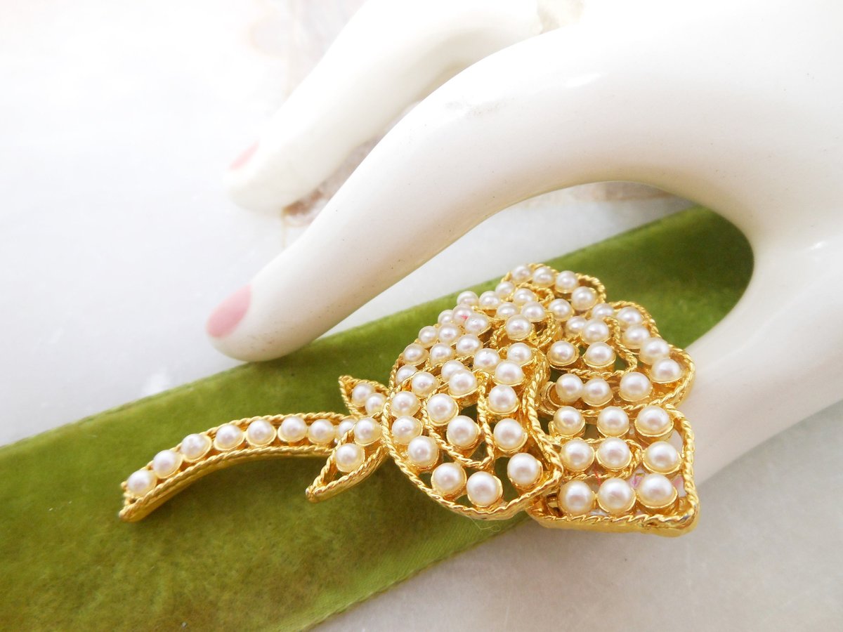 Vintage WEISS Flower Brooch Faux Pearl Pin Gold Plate Designer Timeless Classic Mid Century Jewelry Gift, VivianJoel.com