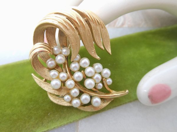 Vintage LISNER Pearl Brooch Designer Flower Leaf Pin Classic Timeless Jewelry Gift Mid Century, VivianJoel.com