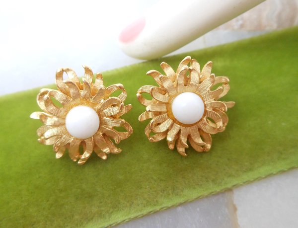 Vintage CELEBRITY Starburst Flower Earrings Clip On Mod Daisy Mum Designer Jewelry Gift Mid Century, VivianJoel.com