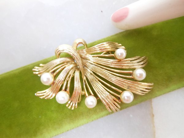 Vintage LISNER Brooch Pearl Flower Spray Pin Designer Classic Timeless Mid Century Jewelry Gift, VivianJoel.com