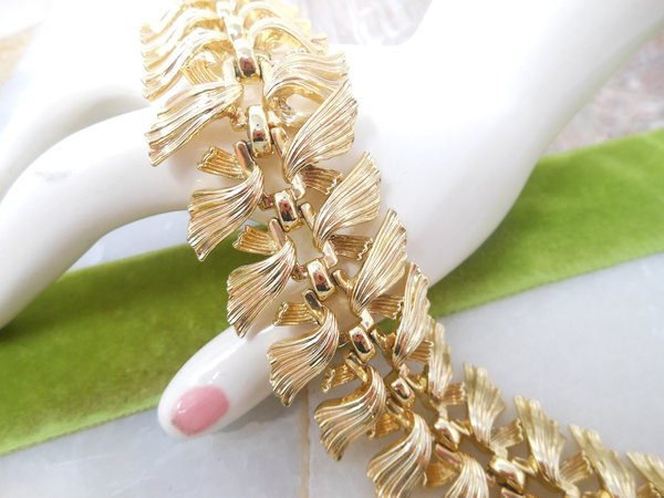 Vintage LISNER Designer Bracelet Modernist Feather Link Gold Tone Plate Jewelry Gift Mid Century, VivianJoel.com