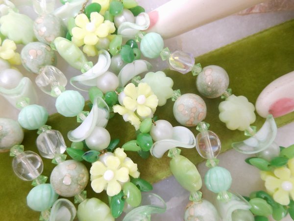Vintage Plastic Flower Necklace Garland Lei Bead Daisy Flower Cluster Mix Green Long 53" MOD Mid Century Jewelry Gift, VivianJoel.com