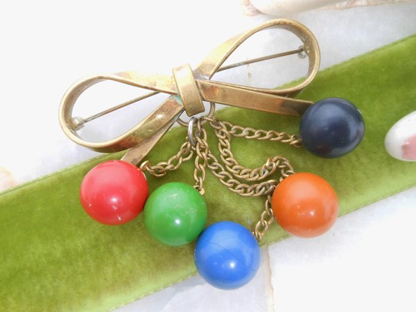 Vintage Dangle Bead Brooch Ribbon Bow Pin Bakelite ERA Old Plastic Rockabilly Retro Mid Century Jewelry, VivianJoel.com